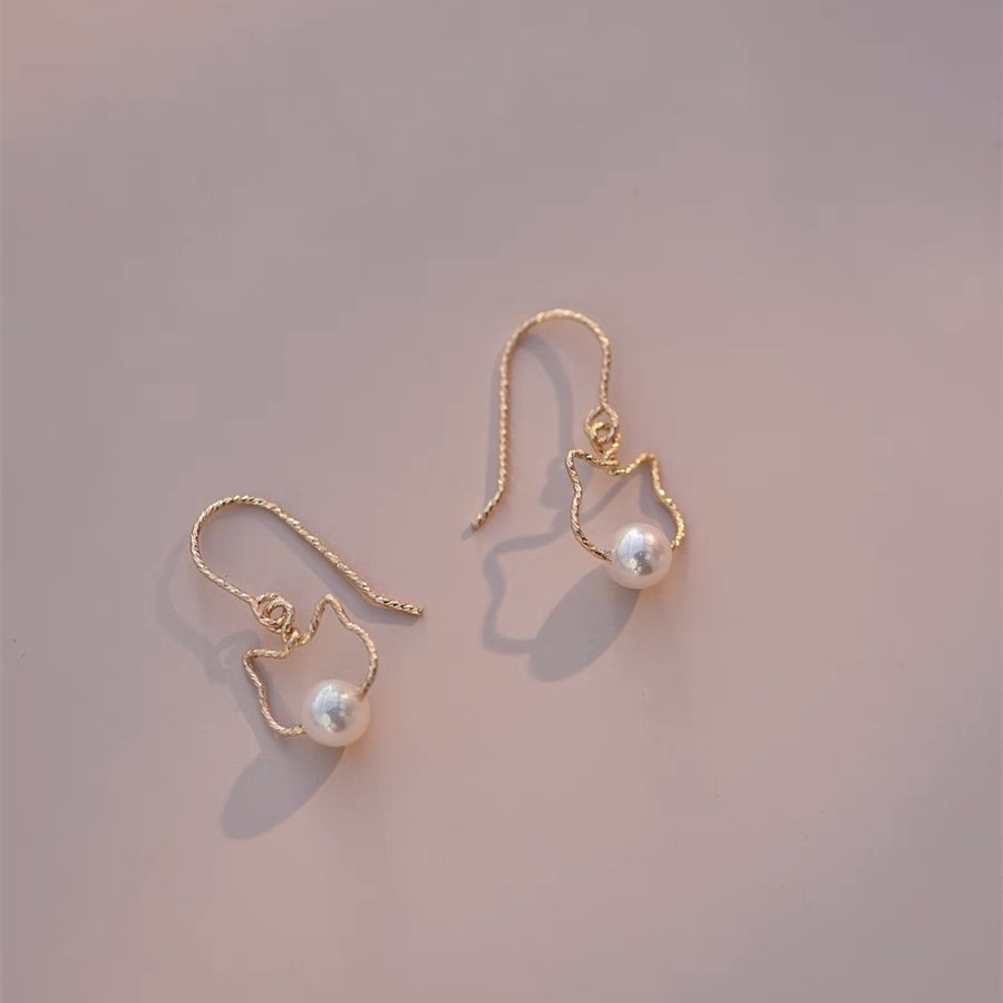 Boucle d’oreille tête de petit chat avec une perle blanche suspendue – Image 2
