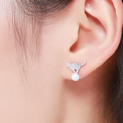 Boucle d’oreille dépareillée petit chat sautant sur une perle blanche – Image 3