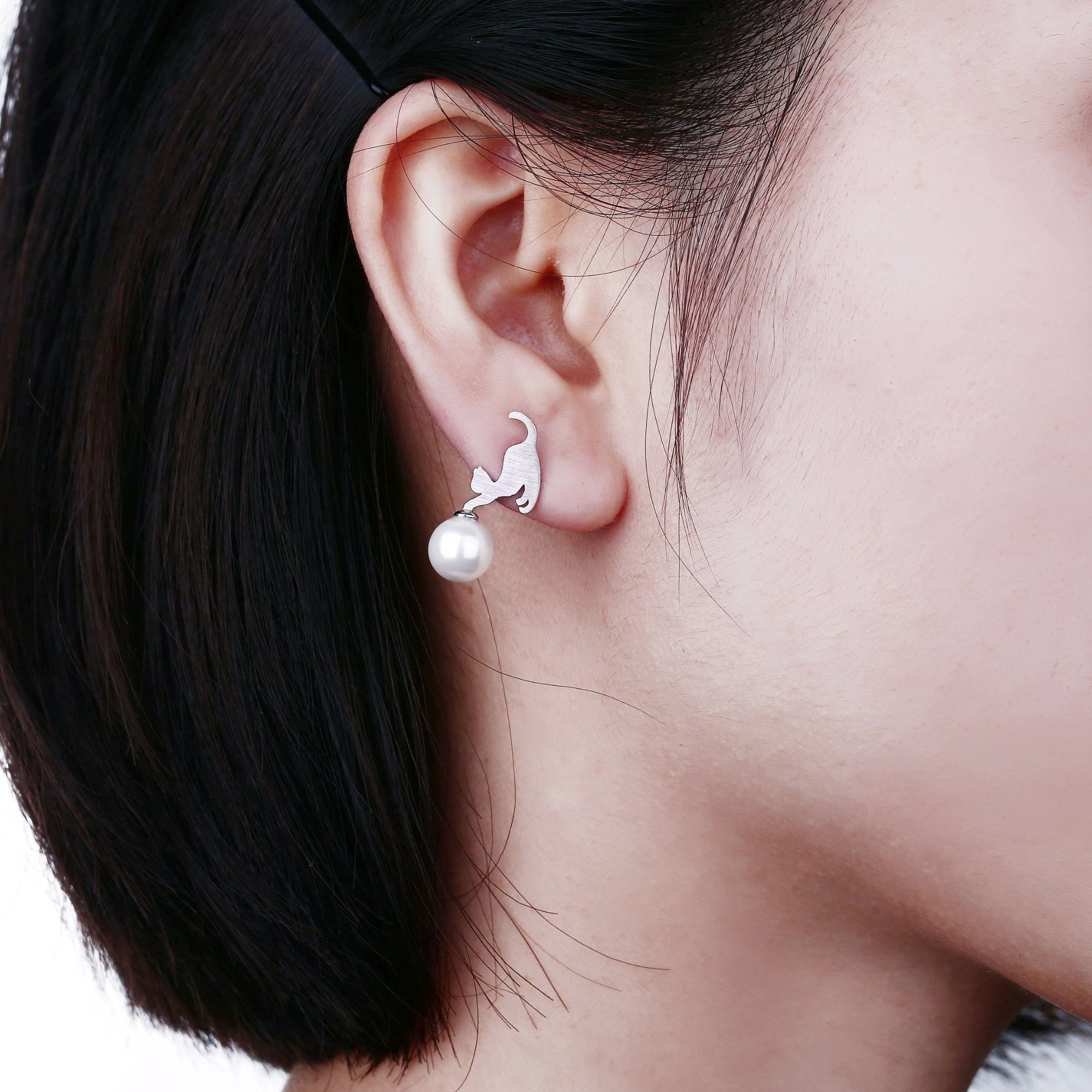 Boucle d’oreille dépareillée petit chat sautant sur une perle blanche – Image 4